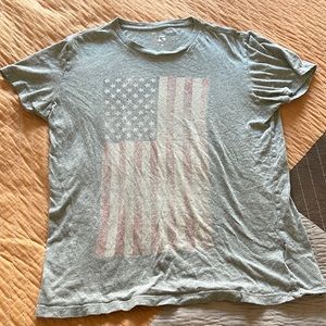 ⭐️GAP FLAG TEE MENS SMALL⭐️